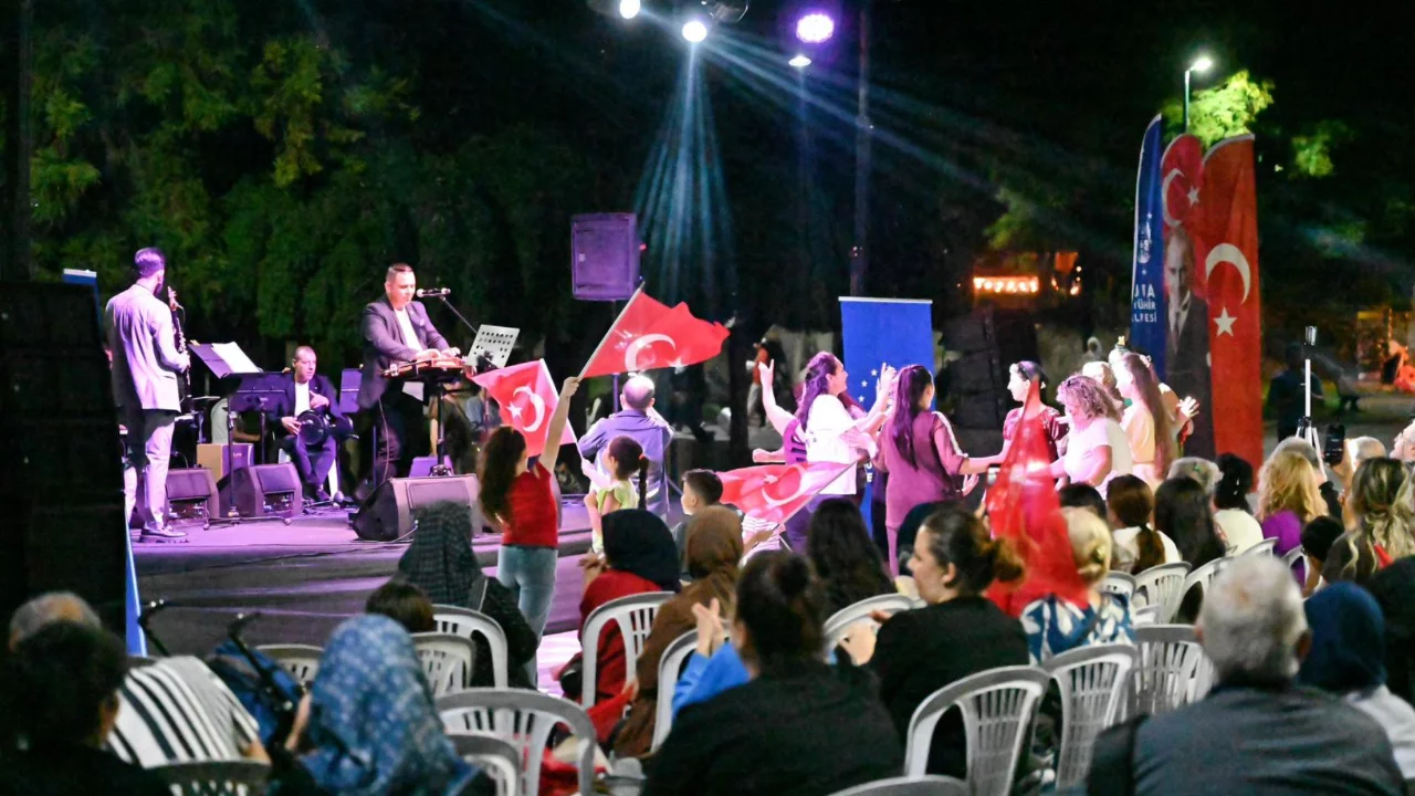 Bursa'da Zafer Haftası coşkusu Kültürpark'a taştı! Müzik ve eğlence aynı gecede buluştu