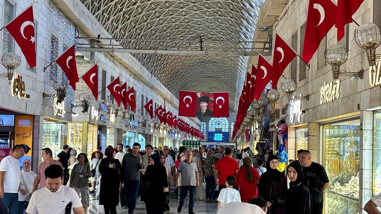Bursa Kapalı &Ccedil;arşı'da 30 Ağustos hazırlığı: Tarihi &ccedil;arşı kırmızı-beyaza b&uuml;r&uuml;nd&uuml;