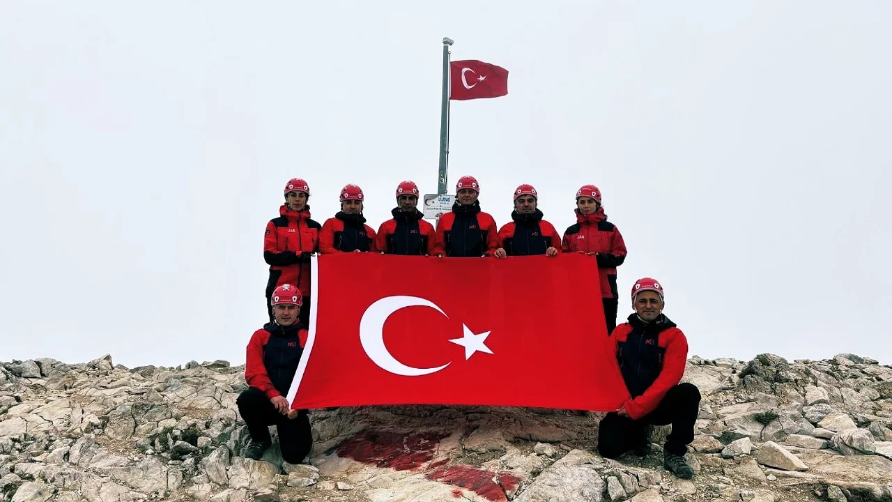 JAK timlerinden Uludağ Zirvesi'nde Zafer Bayramı kutlaması