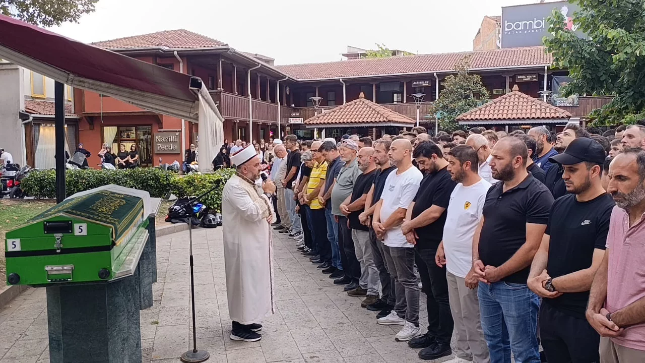 Bursa'da trafik kazasında vefat eden gencin tabutunu arkadaşları sırtladı...