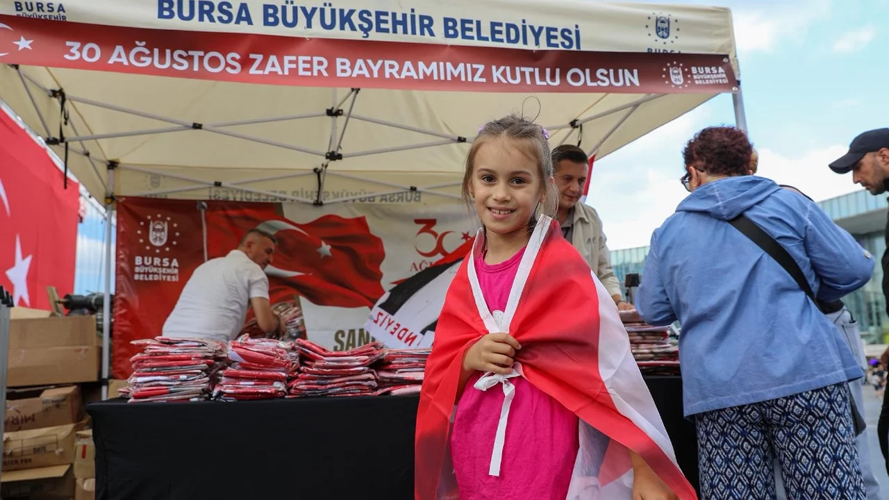 Bursa'da Zafer coşkusu ay yıldız ile ta&ccedil;landı