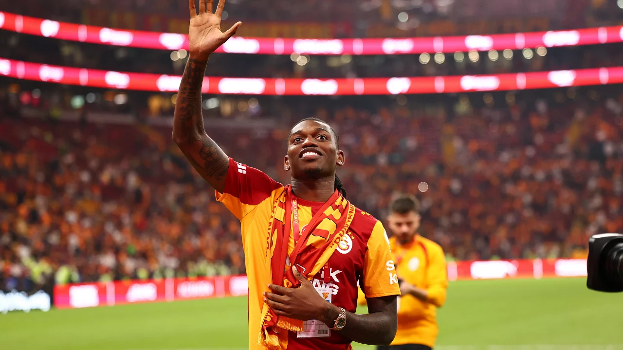 Rafael Leao, Galatasaray taraftarını selamladı