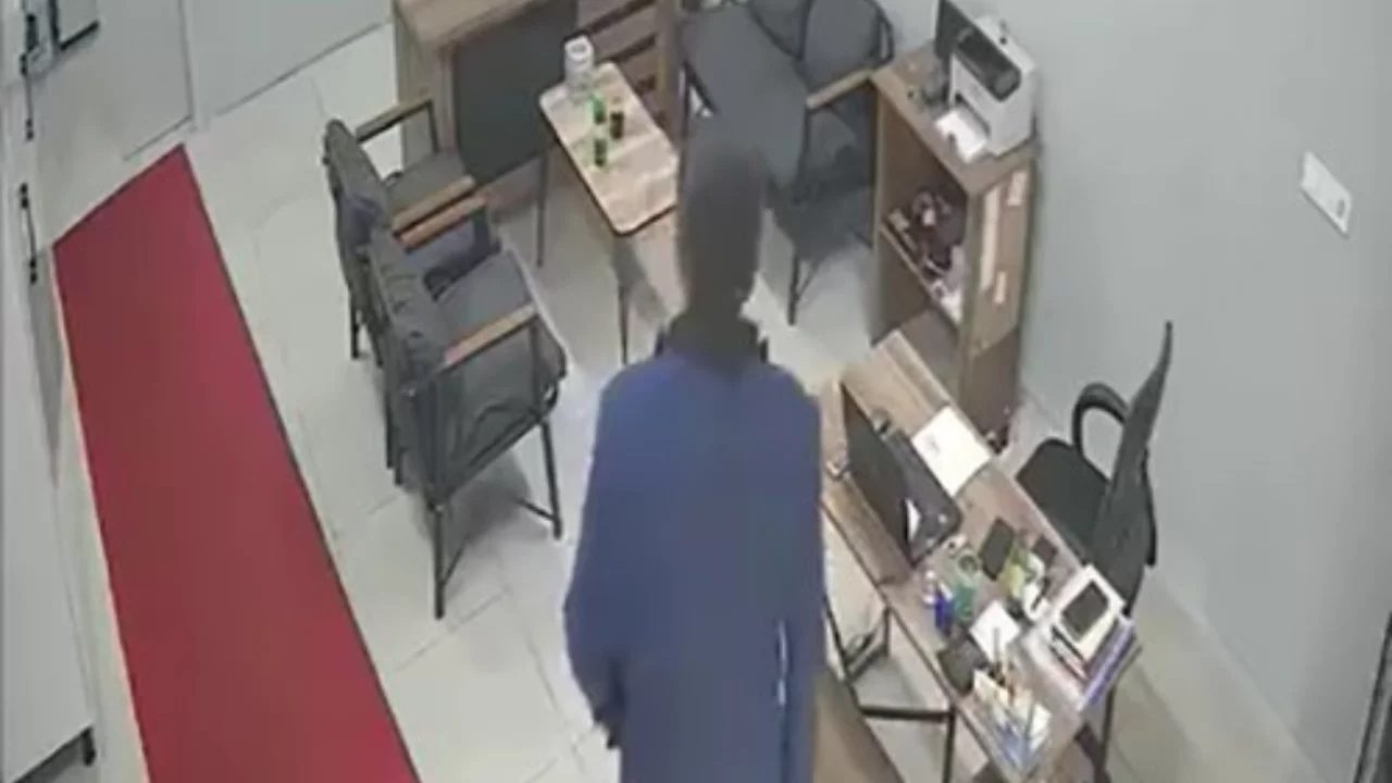 Bursa'da tamirhaneye giren adam b&ouml;yle hırsızlık yaptı! O anlar kamerada...
