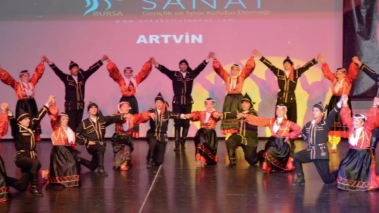 Bursa'da "30 Ağustos'un Ruhu Türkiye Benim" gösterisi sahnelendi