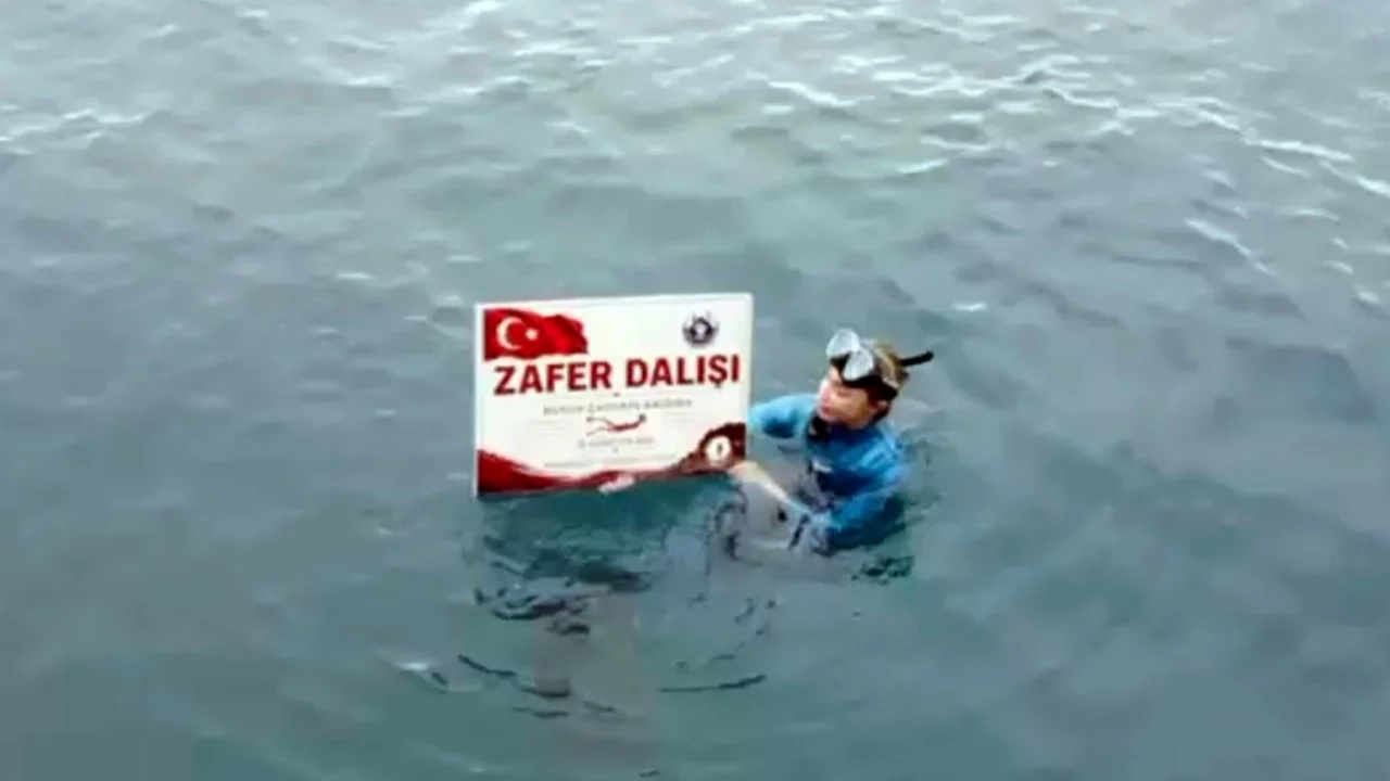Şahika Ercümen'den 30 Ağustos Zafer Bayramı'nda Karamağara'da 'Zafer Dalışı'