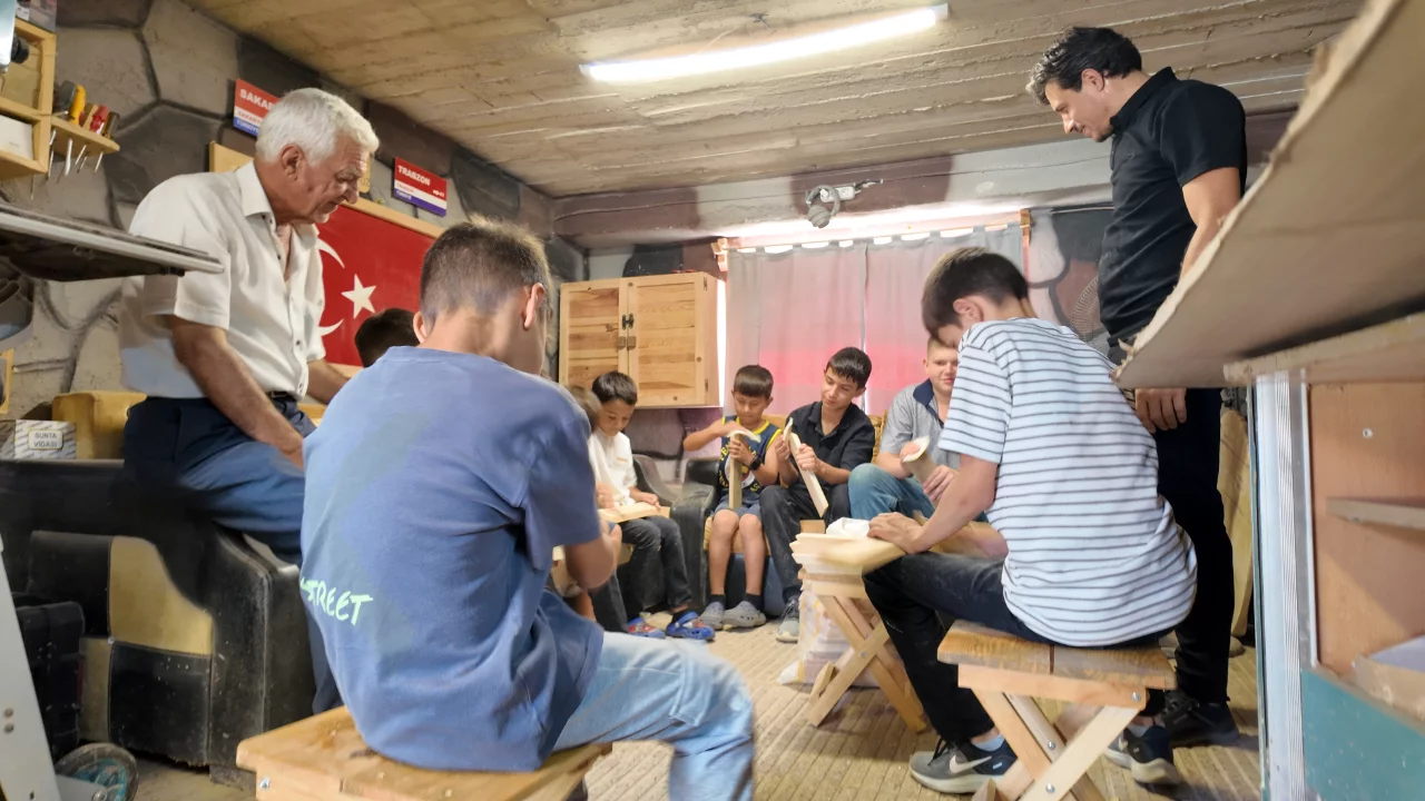 Caminin yanında bambaşka bir at&ouml;lye! Bursa'da imam &ccedil;ocuklara meslek &ouml;ğretiyor