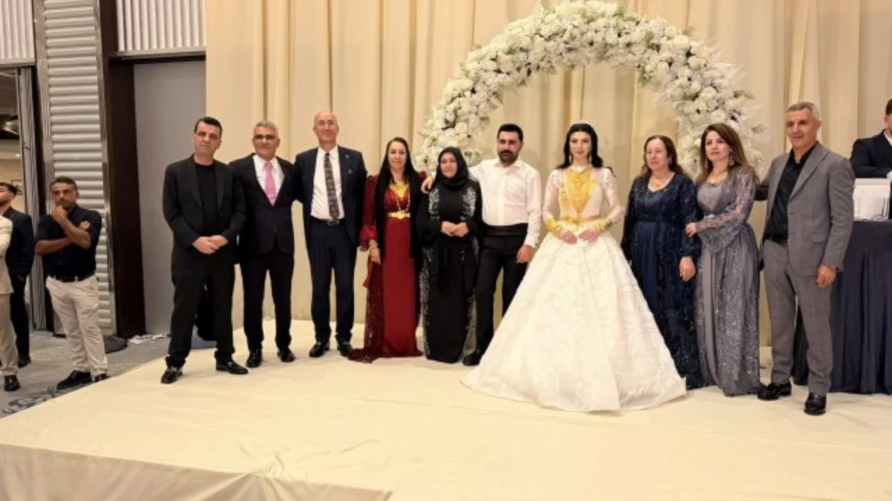 &Uuml;nl&uuml; iş insanı Yavuz Kahriman'ın oğlu d&uuml;nyaevine girdi! Halaya duran isimler dikkat &ccedil;ekti