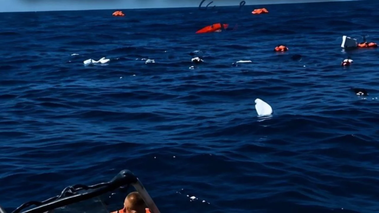 Girne a&ccedil;ıklarında korku dolu anlar! Mersin'e giden, 270 kişinin bulunduğu gemi battı