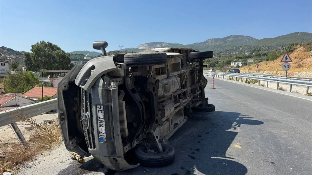 S&ouml;ke'de kamyonet devrildi: S&uuml;r&uuml;c&uuml; yaralandı