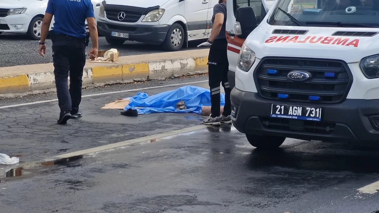 Karşıya ge&ccedil;mek isterken otomobil &ccedil;arptı: Yaya hayatını kaybetti