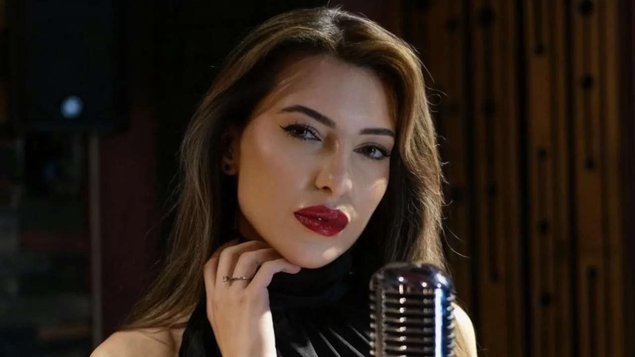 Şiir Deniz &Uuml;nal 'Eledim Eledim' t&uuml;rk&uuml;s&uuml;n&uuml; 30 Ağustos i&ccedil;in yeniden seslendirdi!