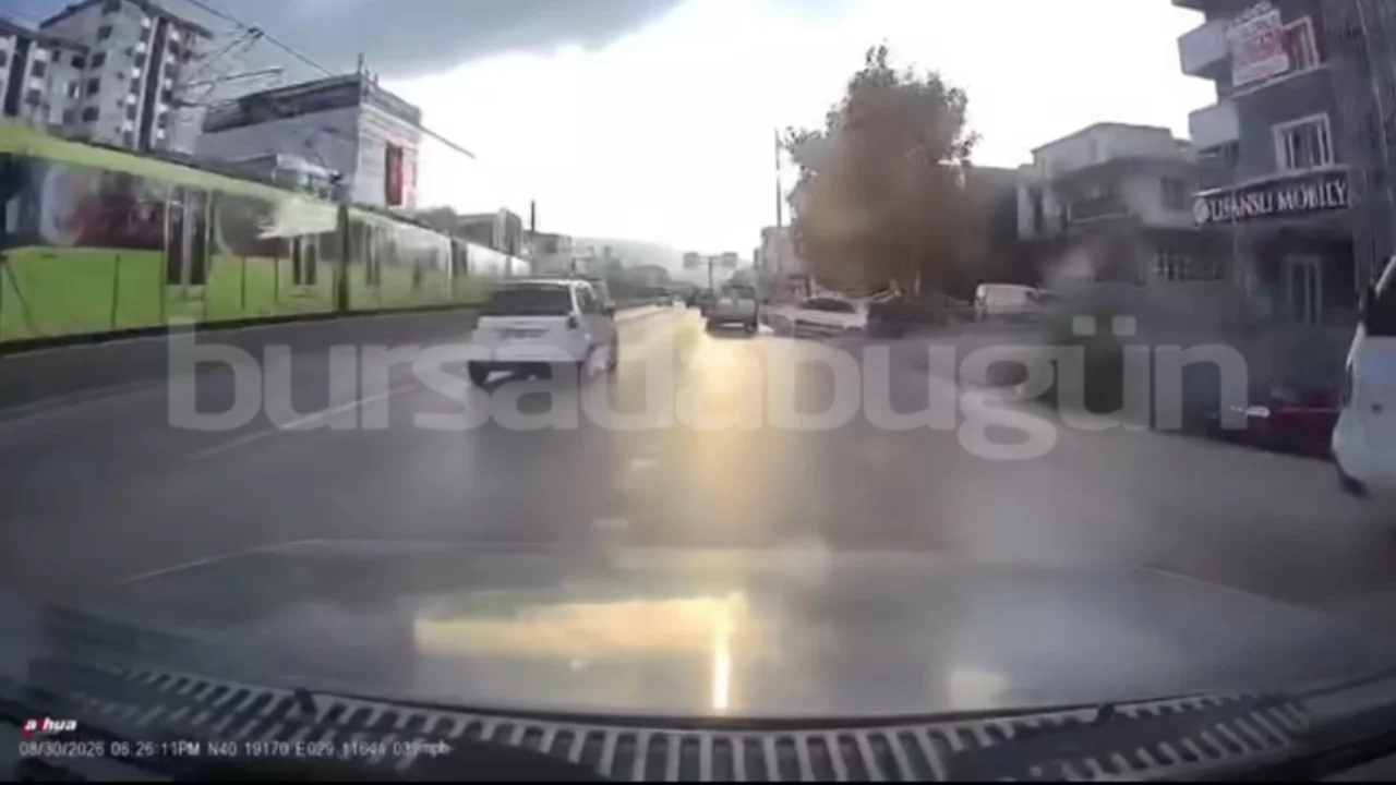 Bursa'da kaza 'geliyorum' dedi! Yan yoldan &ouml;yle bir &ccedil;ıktı ki...