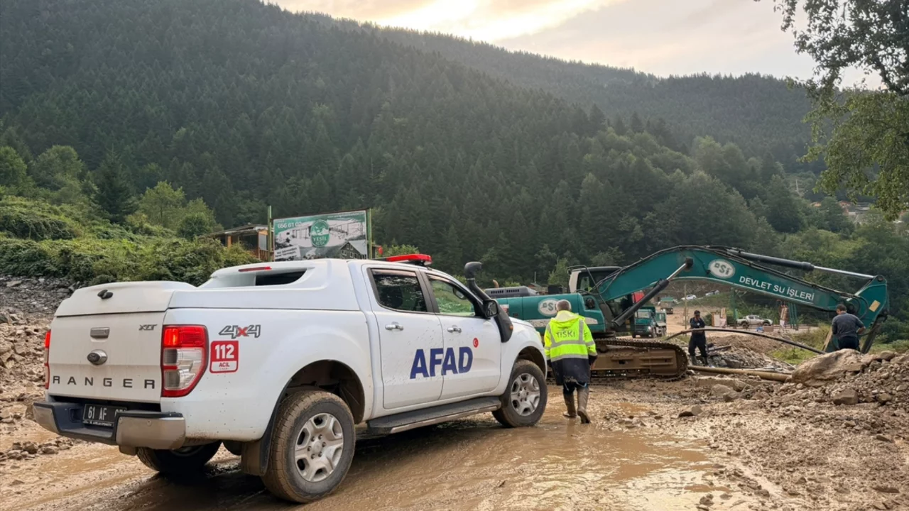Trabzon'da sağanak nedeniyle taşan derede &ccedil;alışmalar s&uuml;r&uuml;yor