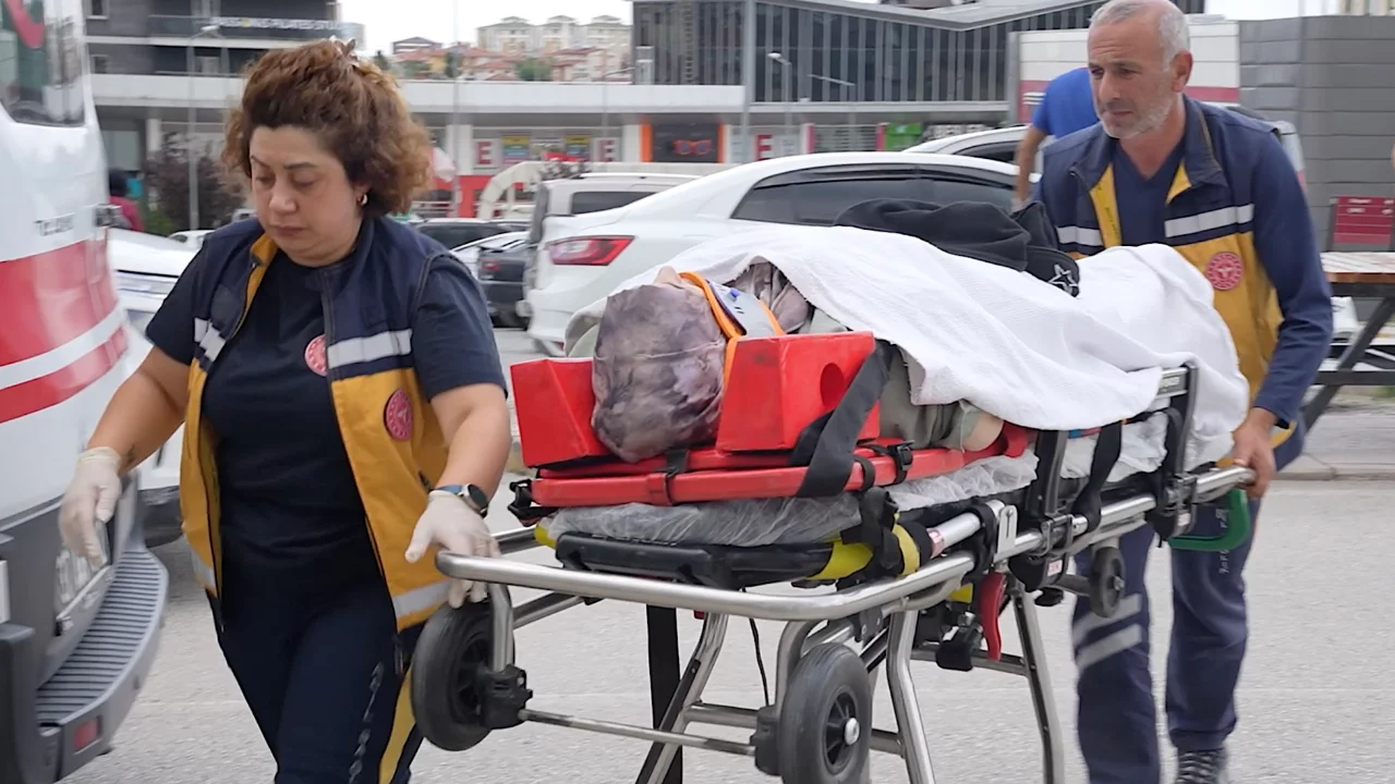 Kastamonu'da otomobil kamyona çarptı: Aynı aileden 4 kişi yaralandı