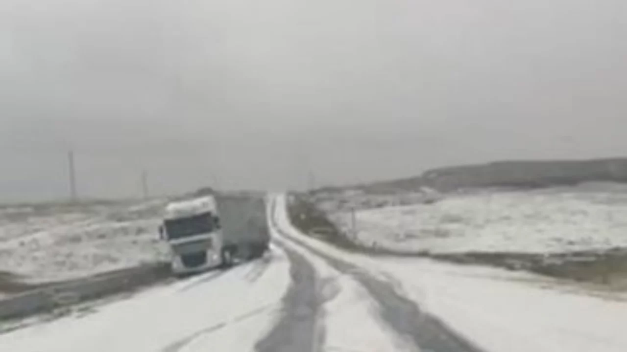 Ağustos'ta kış s&uuml;rprizi! Ge&ccedil;it bir anda beyaza b&uuml;r&uuml;nd&uuml;