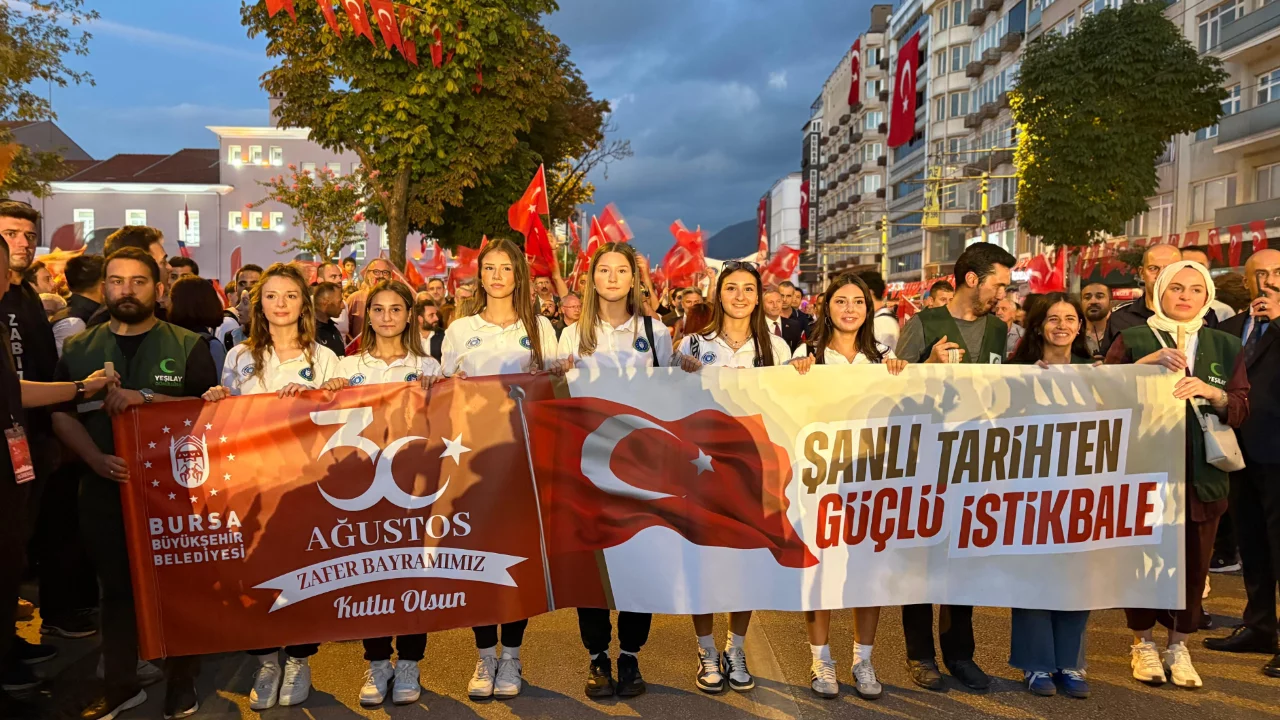 Bursalılar 30 Ağustos'u kutluyor! Bayraklar sokakları boyadı