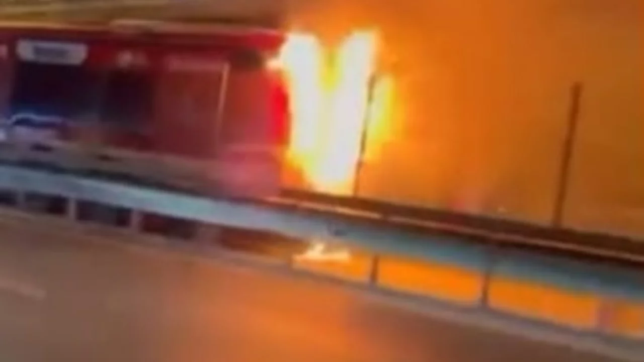 Kağıthane'de metrobüste yangın paniği: Yolcular hızla tahliye edildi
