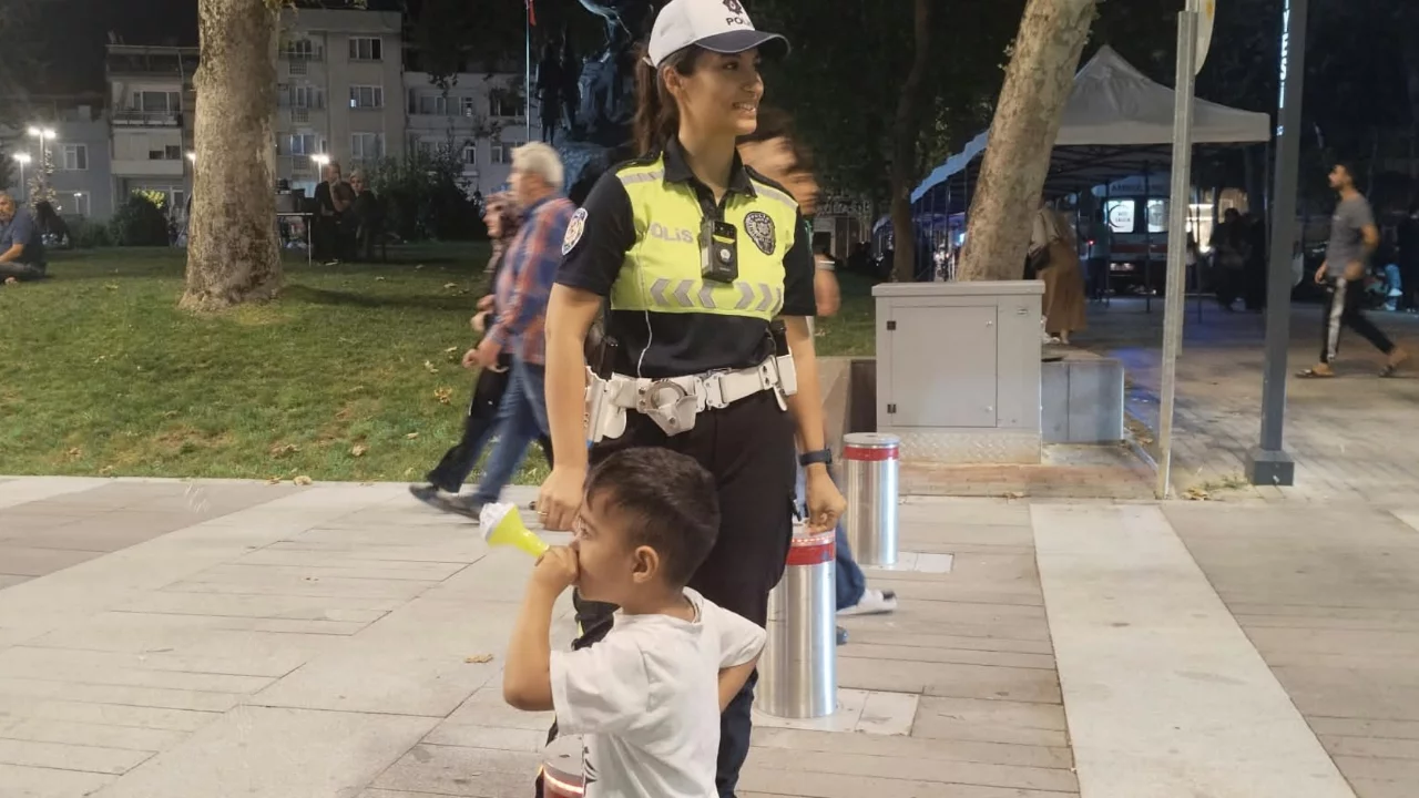 Bursa'da kaybolan minik, polislerin oyuncak s&uuml;rpriziyle sakinleşti
