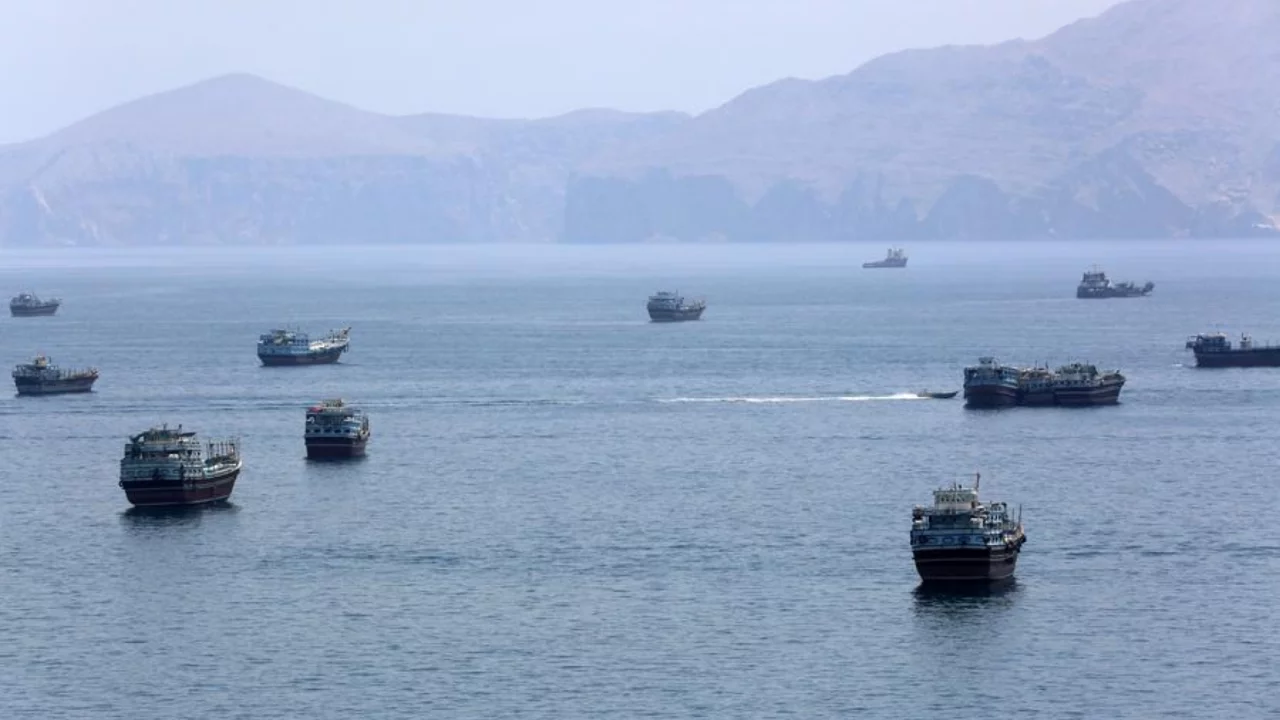 Hürmüz Boğazı'nda tanker alarmı: Seyir halindeki gemi vuruldu