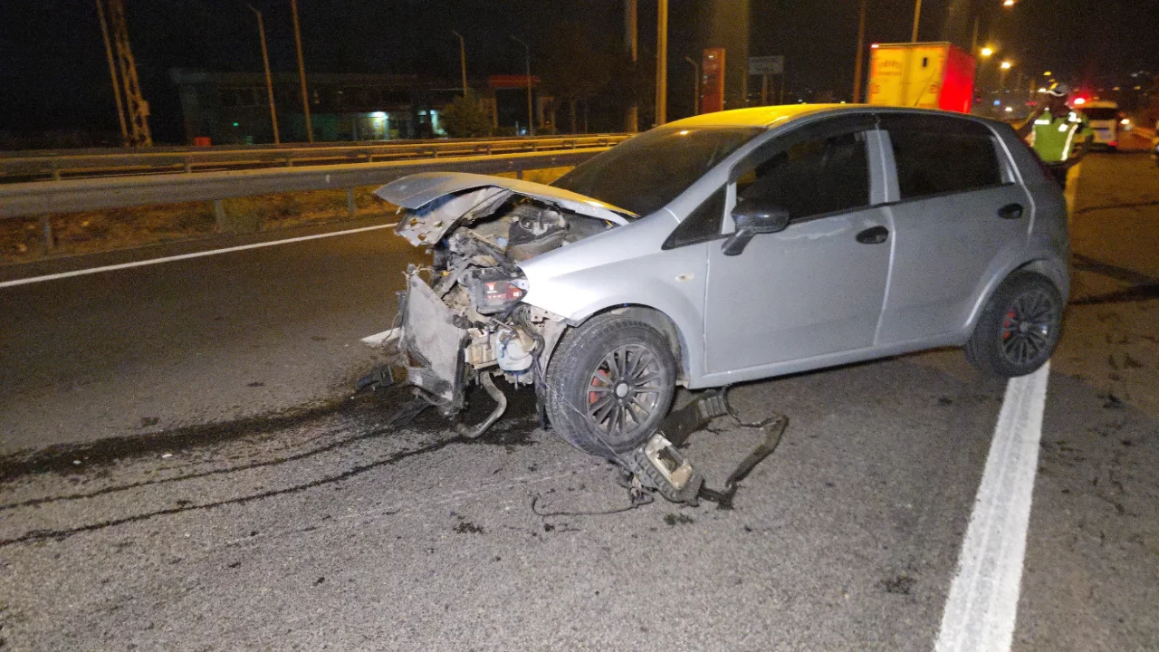 Yalova-Bursa yolunda gece kazası! Otomobil bariyerlere &ccedil;arptı