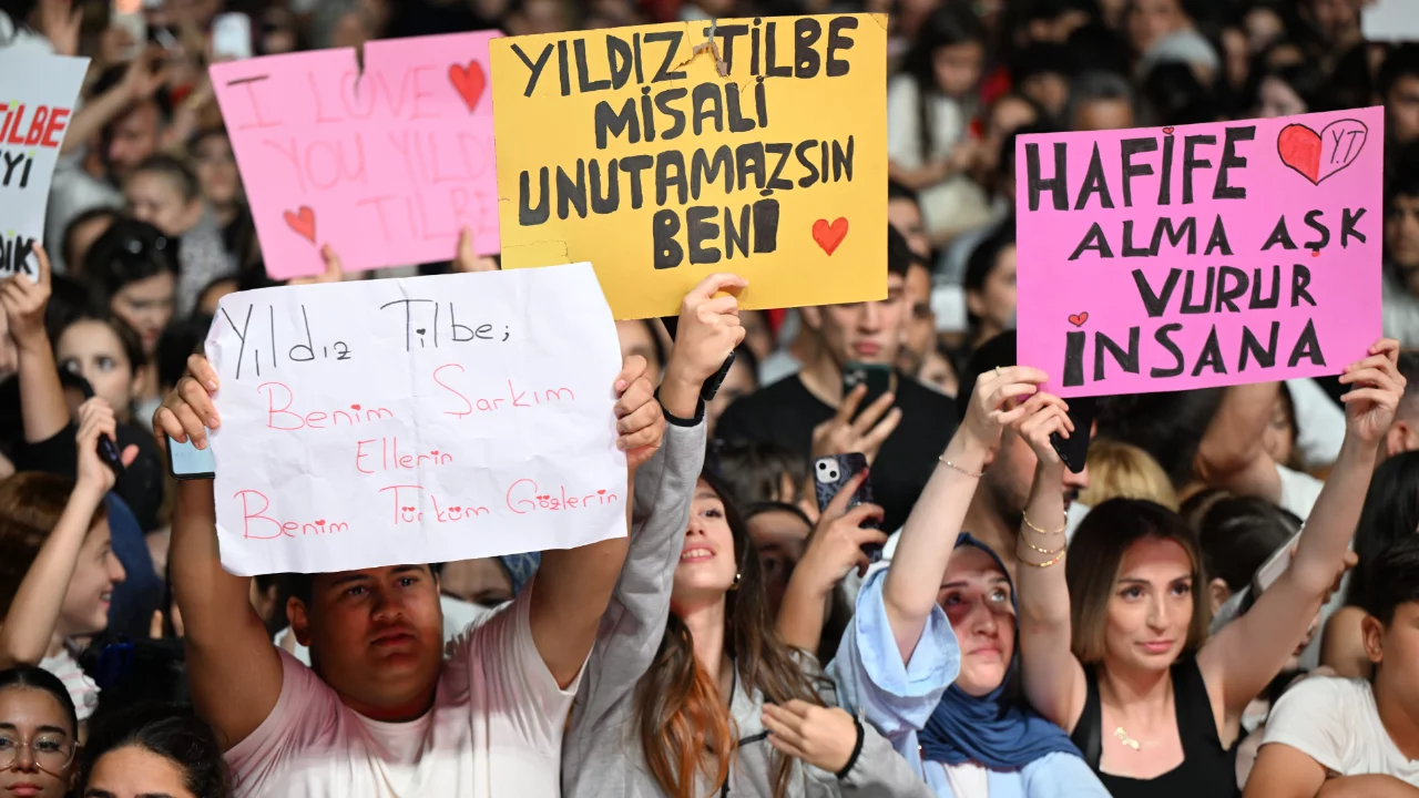 Gaziosmanpaşa'da Yıldız Tilbe, İstiklal Marşı'nı 200 bin kişiyle okudu