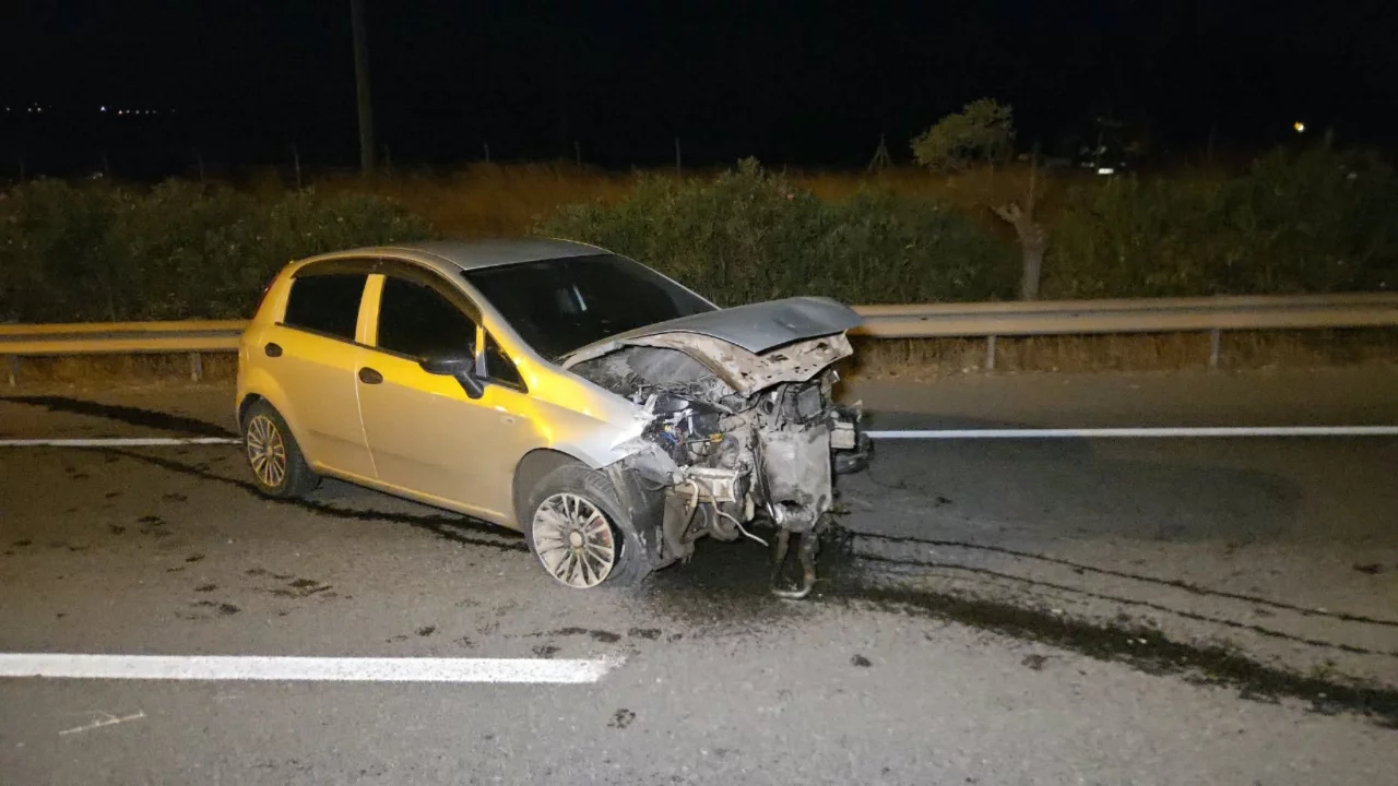 Bursa yolunda korkutan kaza! Otomobil bariyerlere saplandı