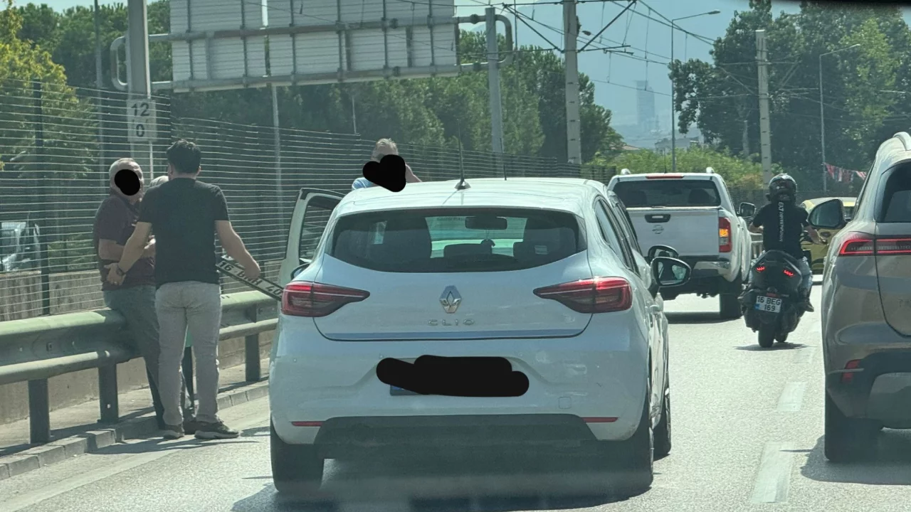 Bursa'da iki ara&ccedil; &ccedil;arpıştı! Trafik yoğunluğu yaşandı..