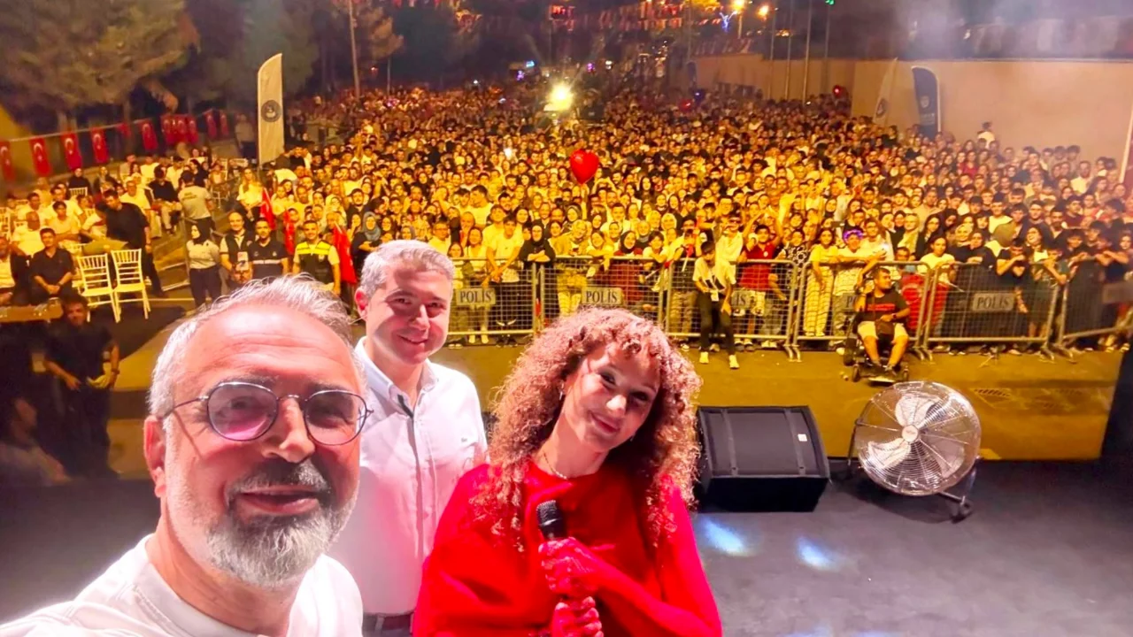 Kestel Belediyesi'nin 30 Ağustos kutlamalarında Mela Bedel rüzg&acirc;rı