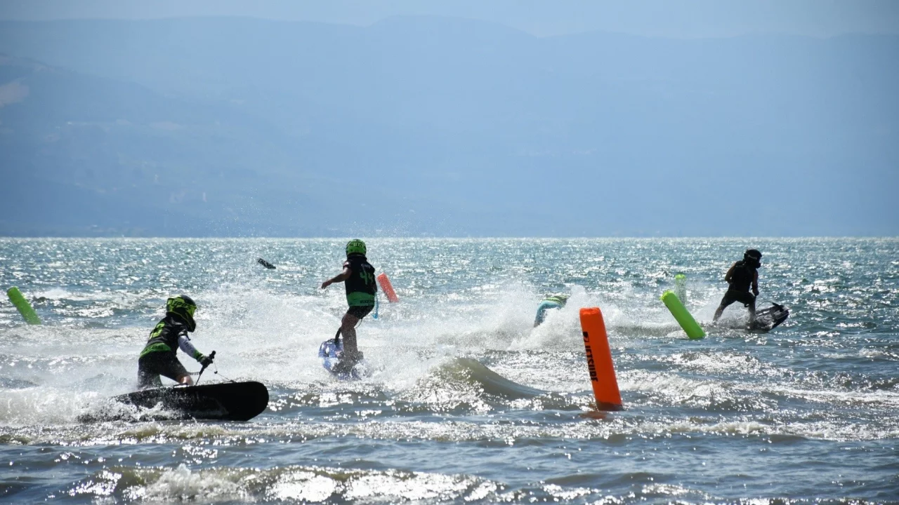 İznik G&ouml;l&uuml;'nde adrenalin dolu yarış! 60 sporcu şampiyonluk i&ccedil;in m&uuml;cadele etti