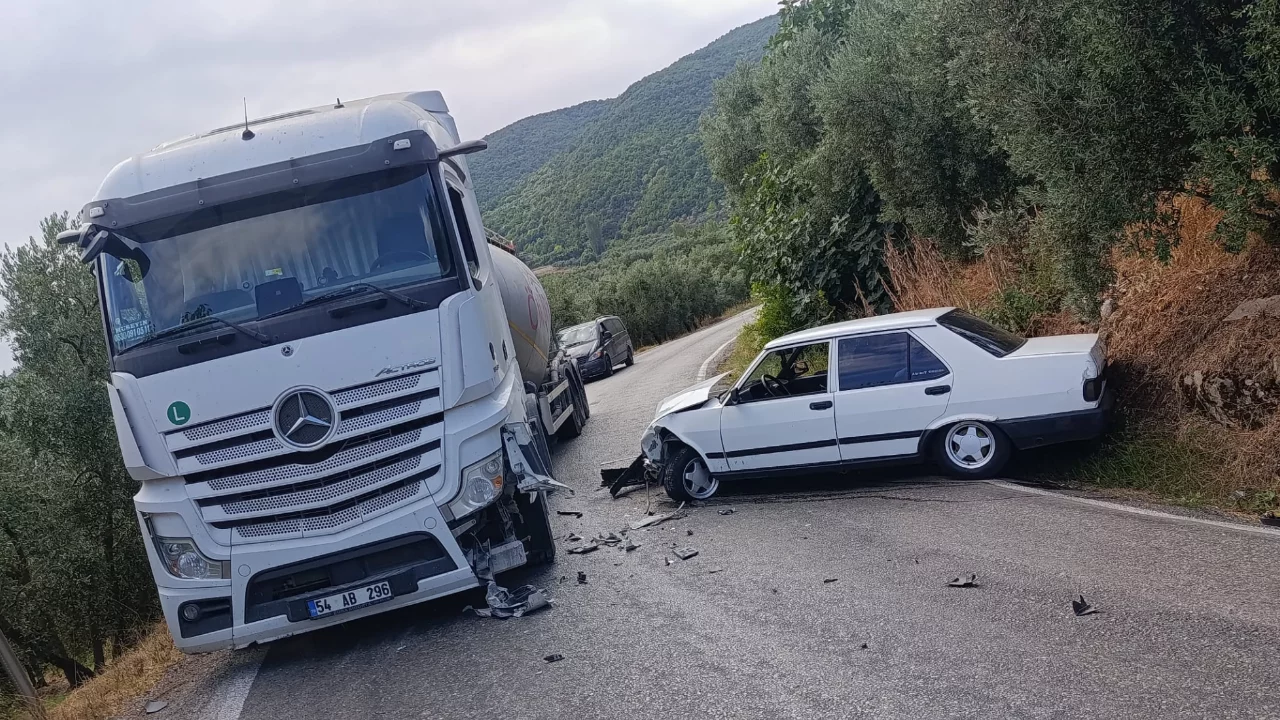Bursa'da faciadan d&ouml;n&uuml;ld&uuml;! Tır ile otomobil kafa kafaya &ccedil;arpıştı...