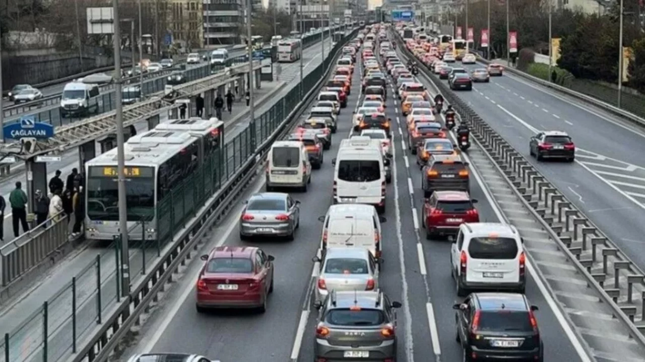 Trafikte yeni d&ouml;nem yarın başlıyor: T&uuml;m ara&ccedil; sahiplerini ilgilendiriyor