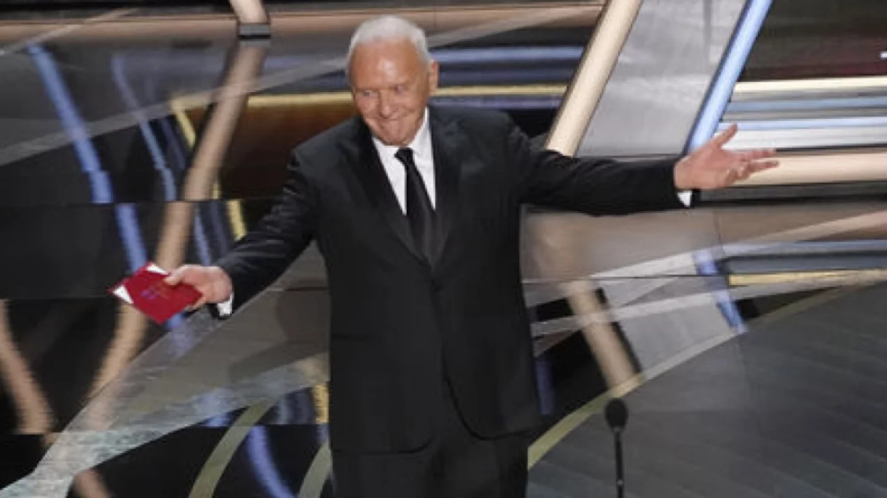 Anthony Hopkins bu kez beyaz perdeyi değil m&uuml;zik listelerini fethetti! Alb&uuml;m&uuml; zirveye &ccedil;ıktı