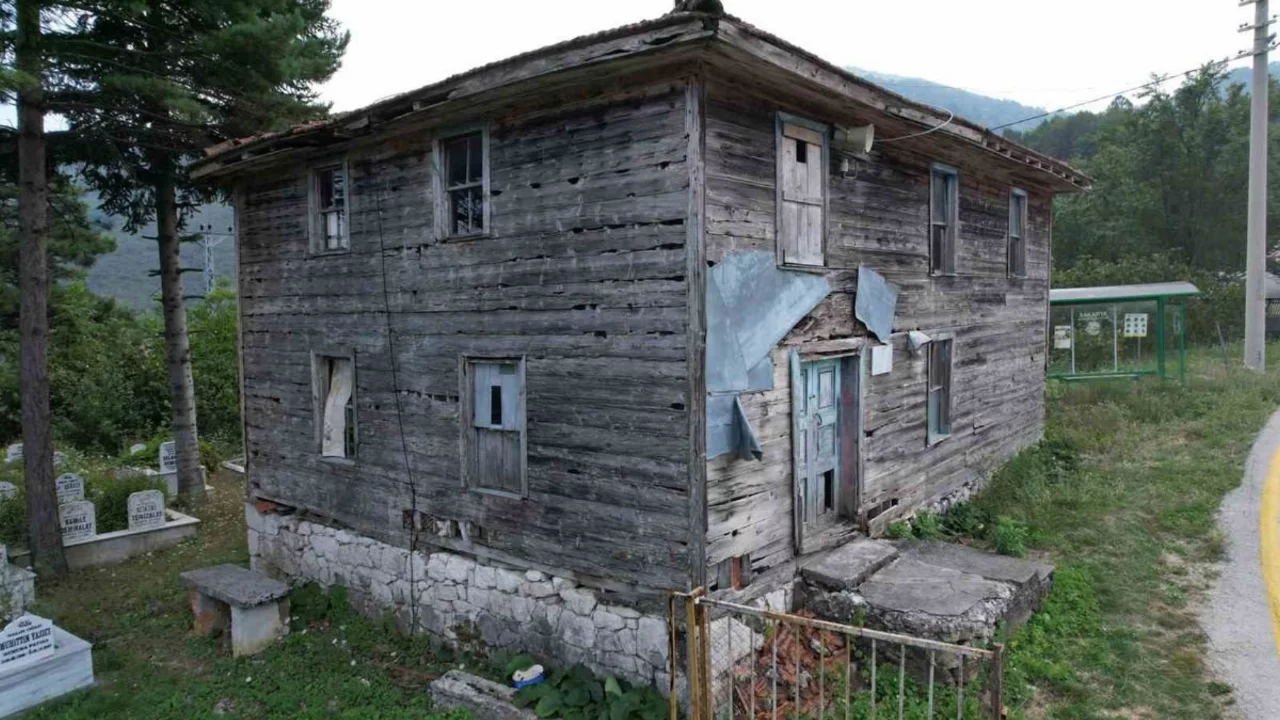 1948'den kalma ahşap cami tahribata uğradı: 'Hatıralarımız yıkılmasın'
