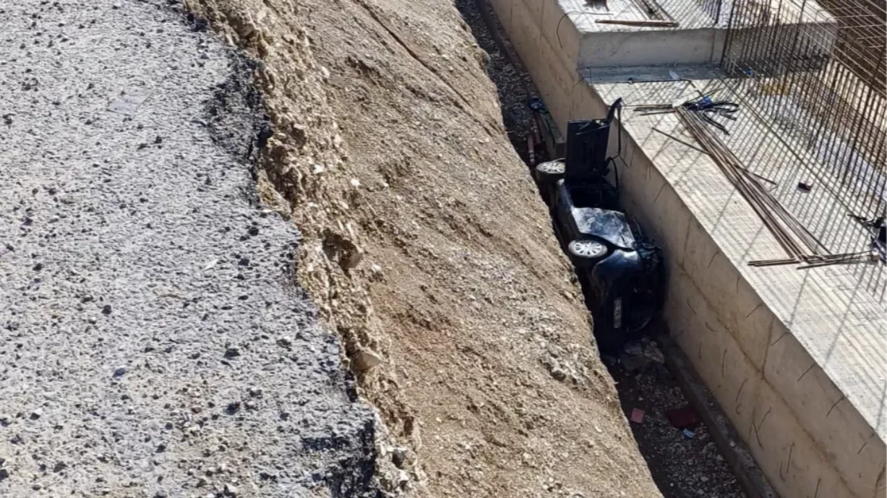 Erzurum'da otomobil yol genişletme alanına d&uuml;şt&uuml;: 3 kişi hayatını kaybetti