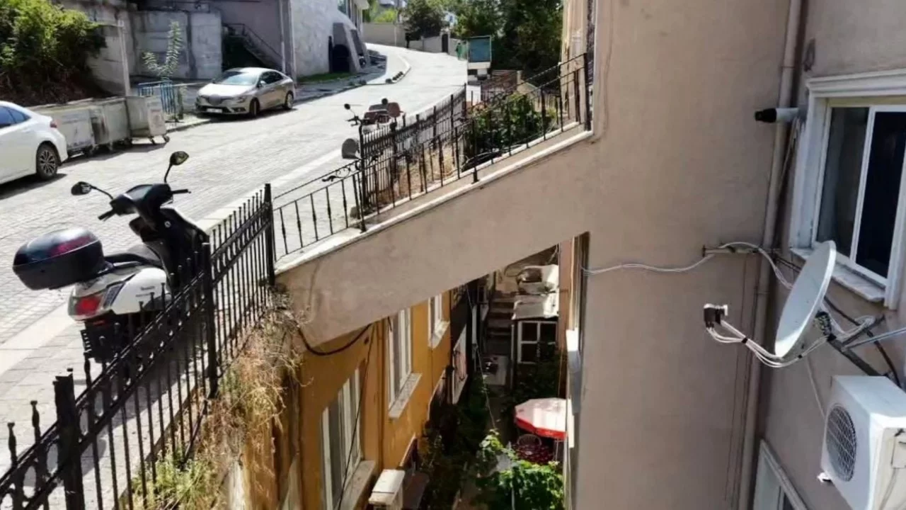 &Uuml;zerinden yol ge&ccedil;en bina g&uuml;ndem oldu