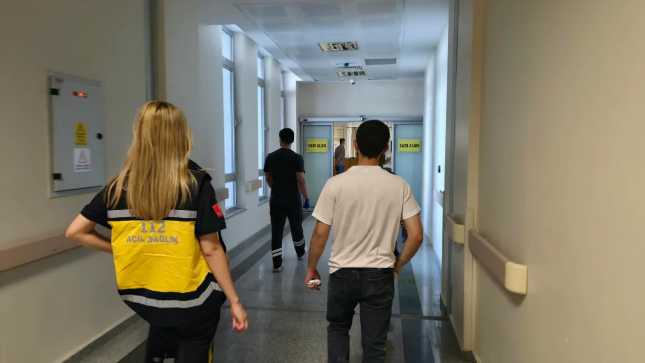 Başına fayans d&uuml;şen iş&ccedil;i yaralandı
