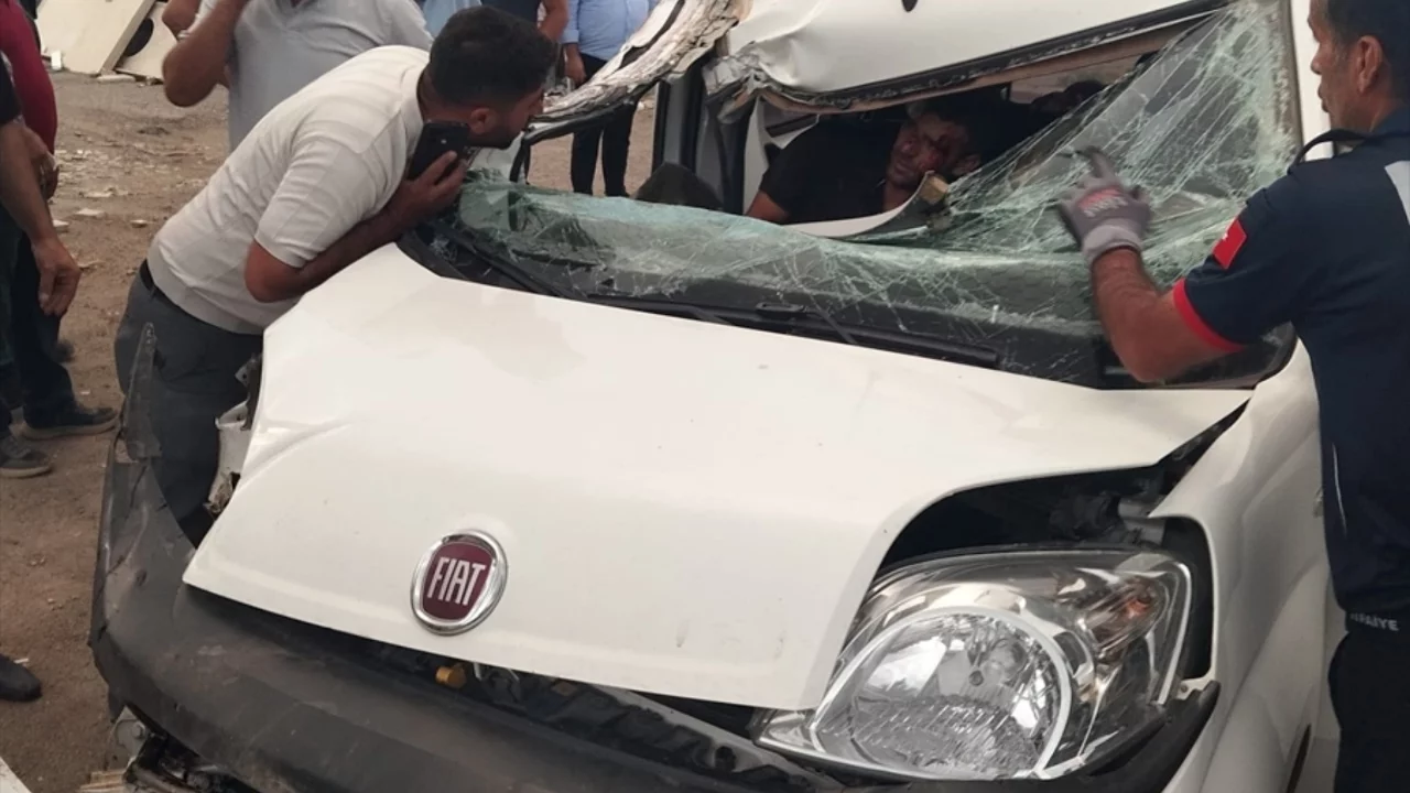 Muş'ta tıra arkadan &ccedil;arpan hafif ticari ara&ccedil;ta 3 kişi yaralandı