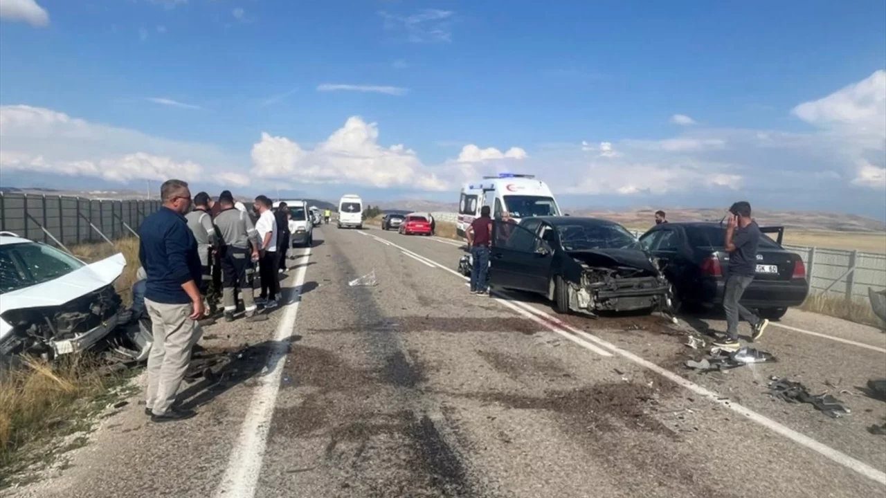 Bayburt'ta &uuml;&ccedil; ara&ccedil; birbirine girdi: 9 kişi yaralandı