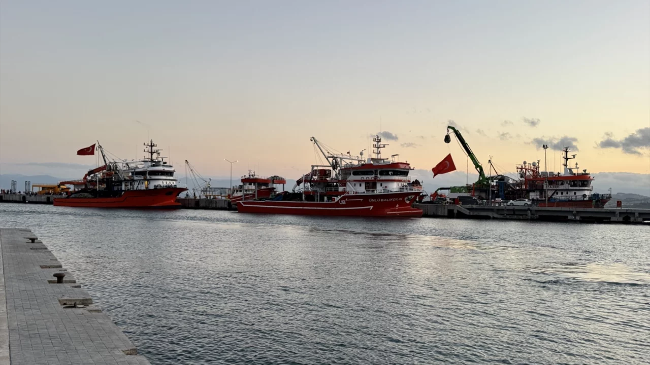 Sinop'ta balık&ccedil;ılar yeni sezon i&ccedil;in denize a&ccedil;ıldı: "Vira bismillah"