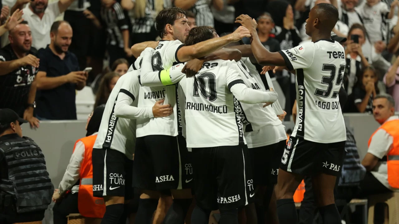 Beşiktaş taraftarı &ouml;n&uuml;nde farka koştu! 6-2...