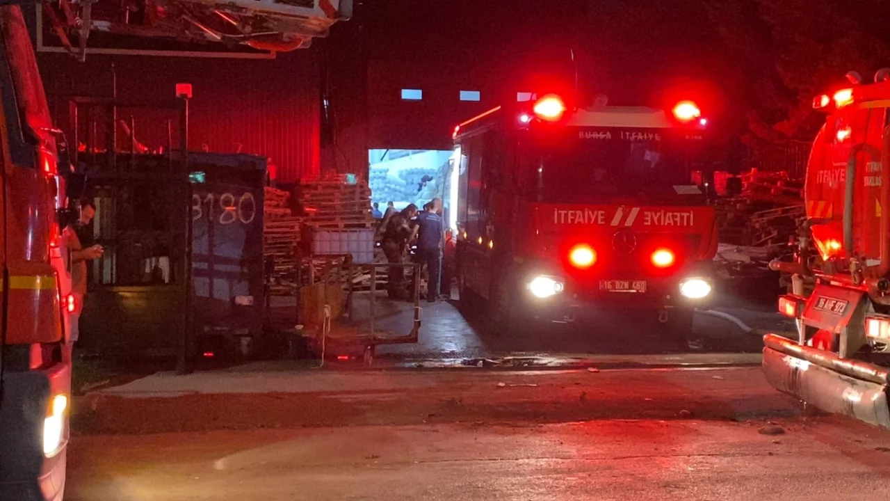 Bursa'da gece yarısı fabrika yangını! Ekipler hızla müdahale etti...