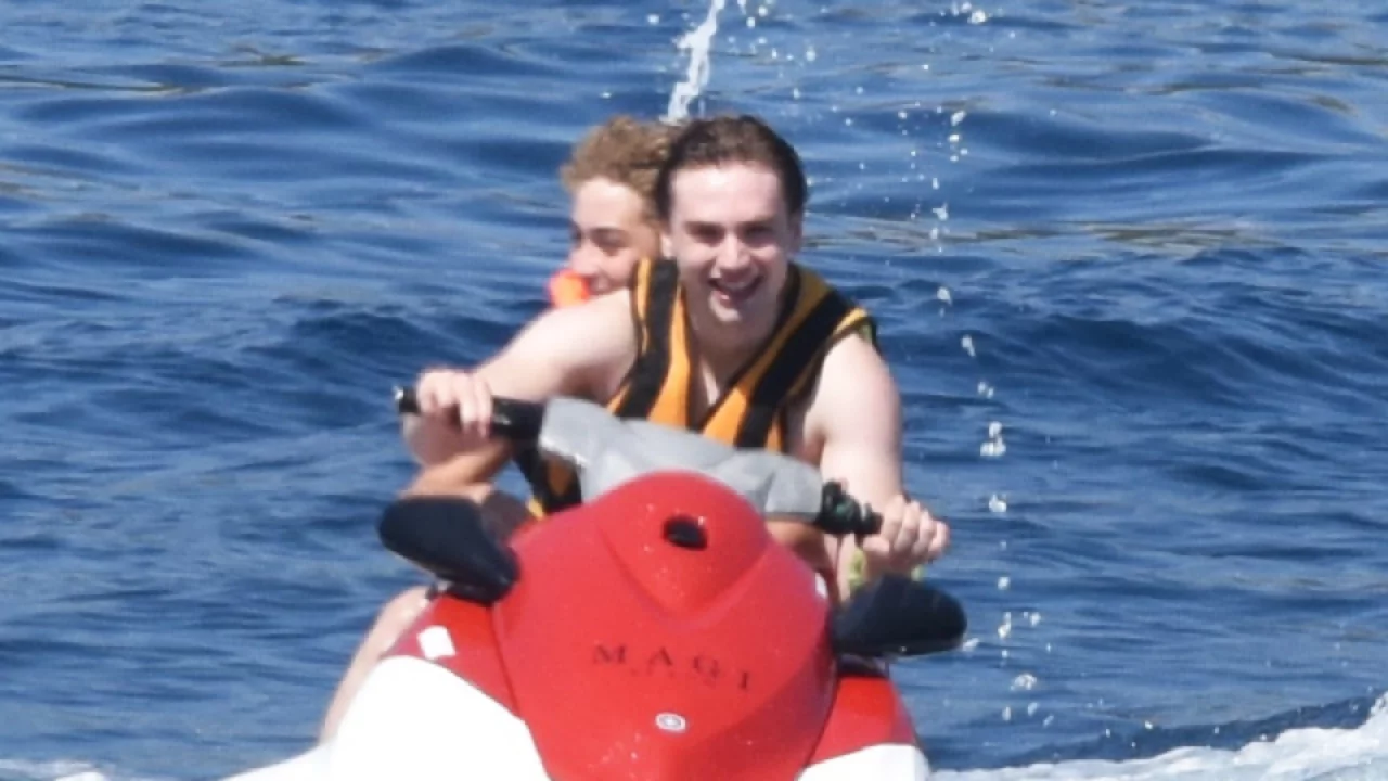 Ata Yaşat'ın deniz keyfi! Jet-ski &uuml;zerindeki hareketleri dikkat &ccedil;ekti