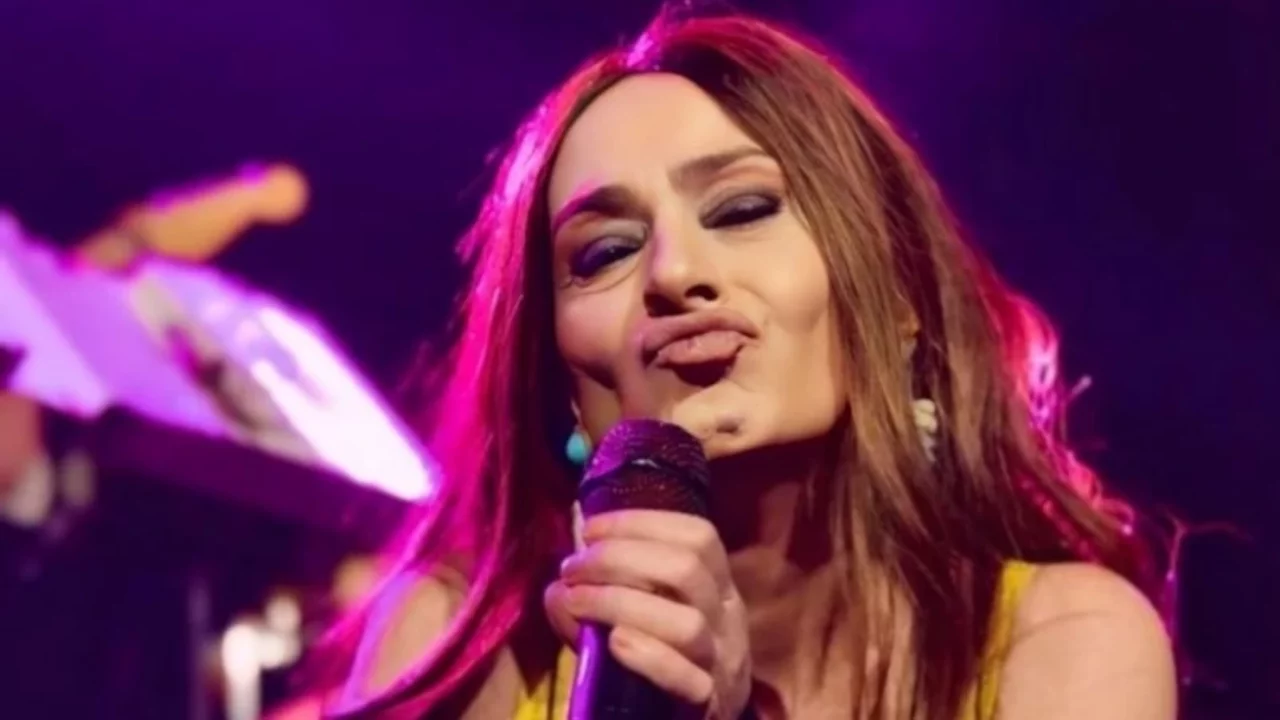 Yıldız Tilbe'den meydanı dolduran binlerce kişiye duygusal anlar yaşatan İstiklal Marşı s&uuml;rprizi