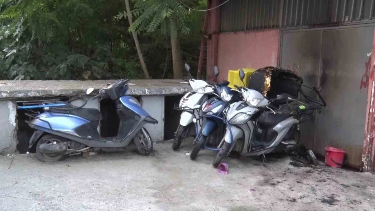 Kadıköy'de motosiklet kundaklama: 4 motosiklet kül oldu
