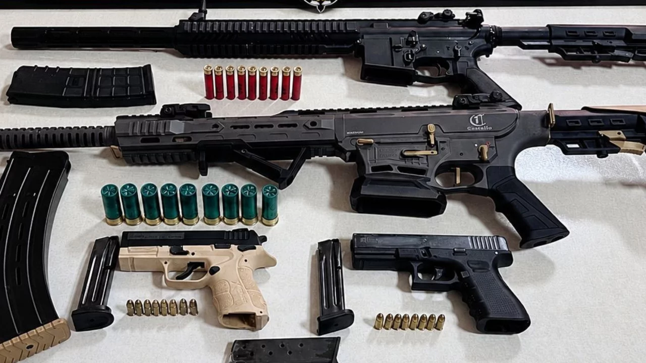 Adana polisi Kozan'da kuş uçurtmadı: Çok sayıda silah ele geçirildi: 6 gözaltı 
