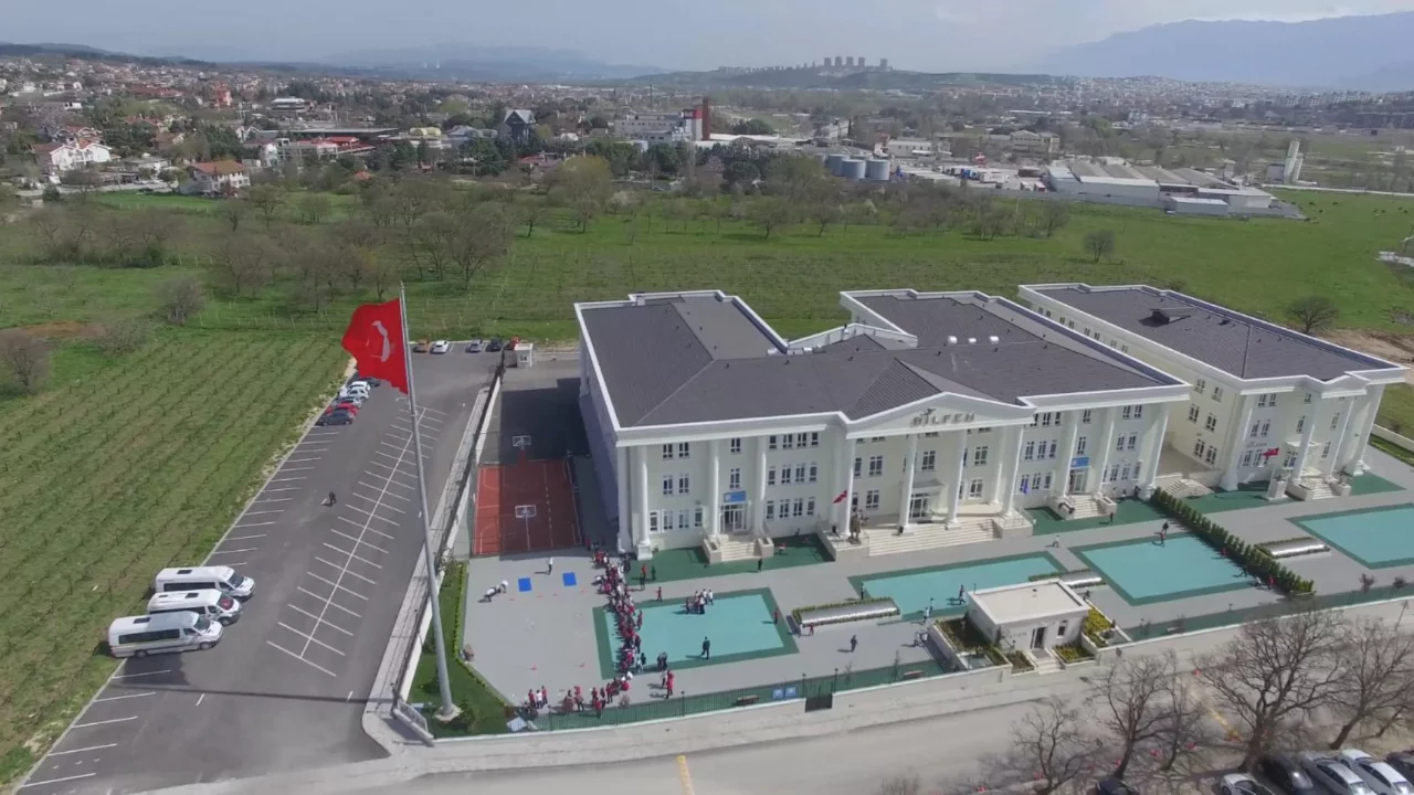 Bursa'da da eğitim veren &uuml;nl&uuml; &ouml;zel okulda tepki &ccedil;eken zam! Kitap-kırtasiye &uuml;creti dudak u&ccedil;uklattı