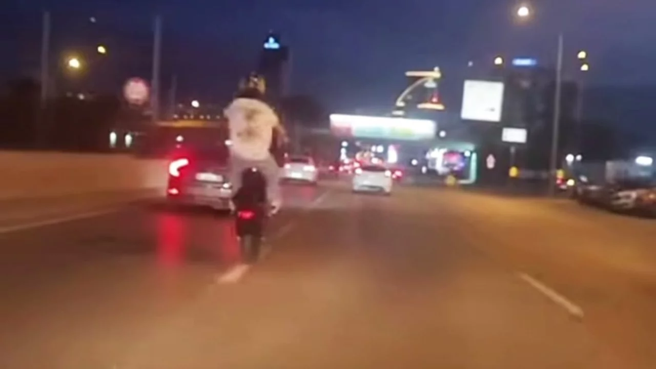Bursa'da pes dedirten g&ouml;r&uuml;nt&uuml;! Plakasız motosikletle...
