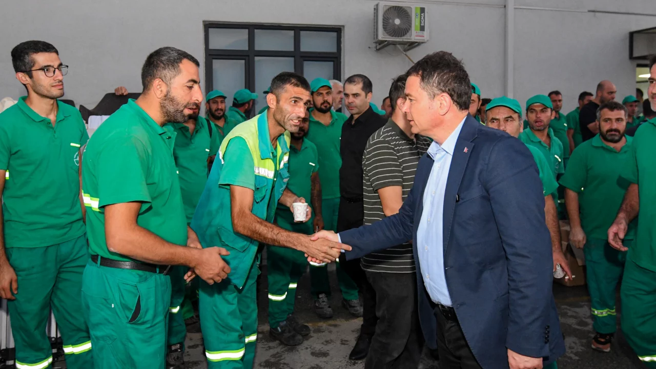 Başkan Aydın G&uuml;ne Temizlik Emek&ccedil;ileriyle Başladı