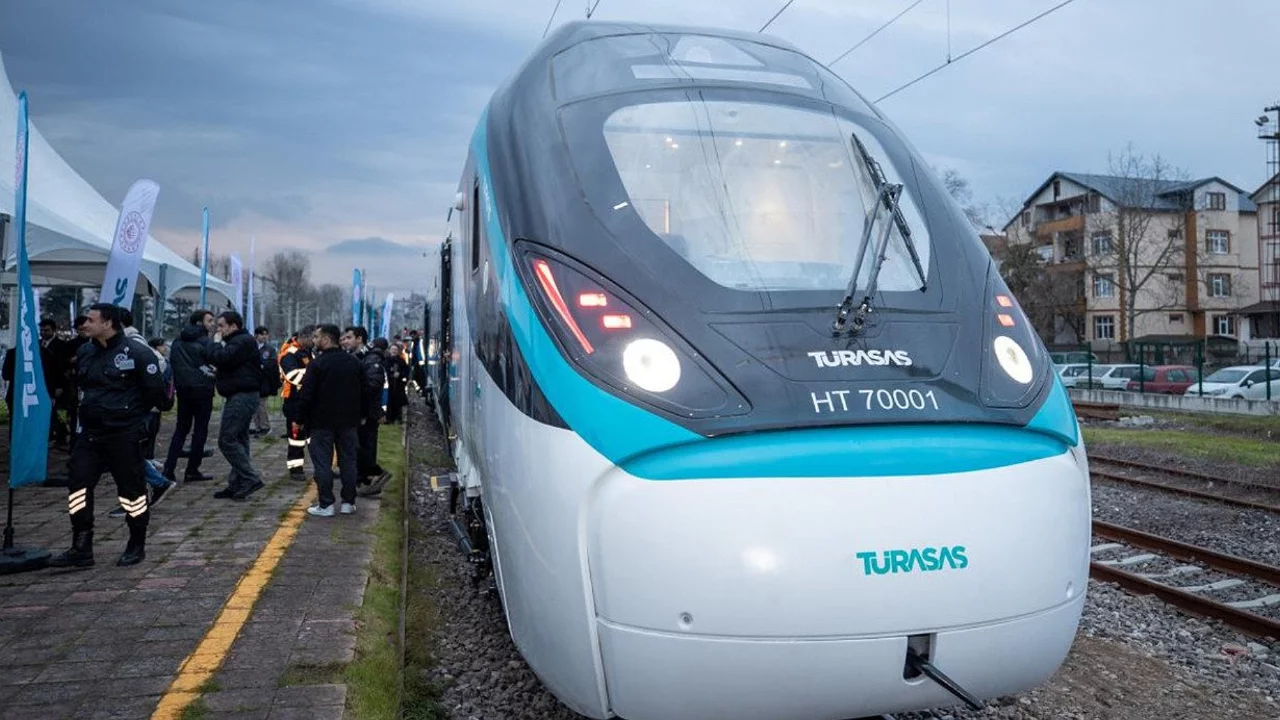 Elektrikli hızlı trende bir ilk! 250 kilometre hıza ulaştı 