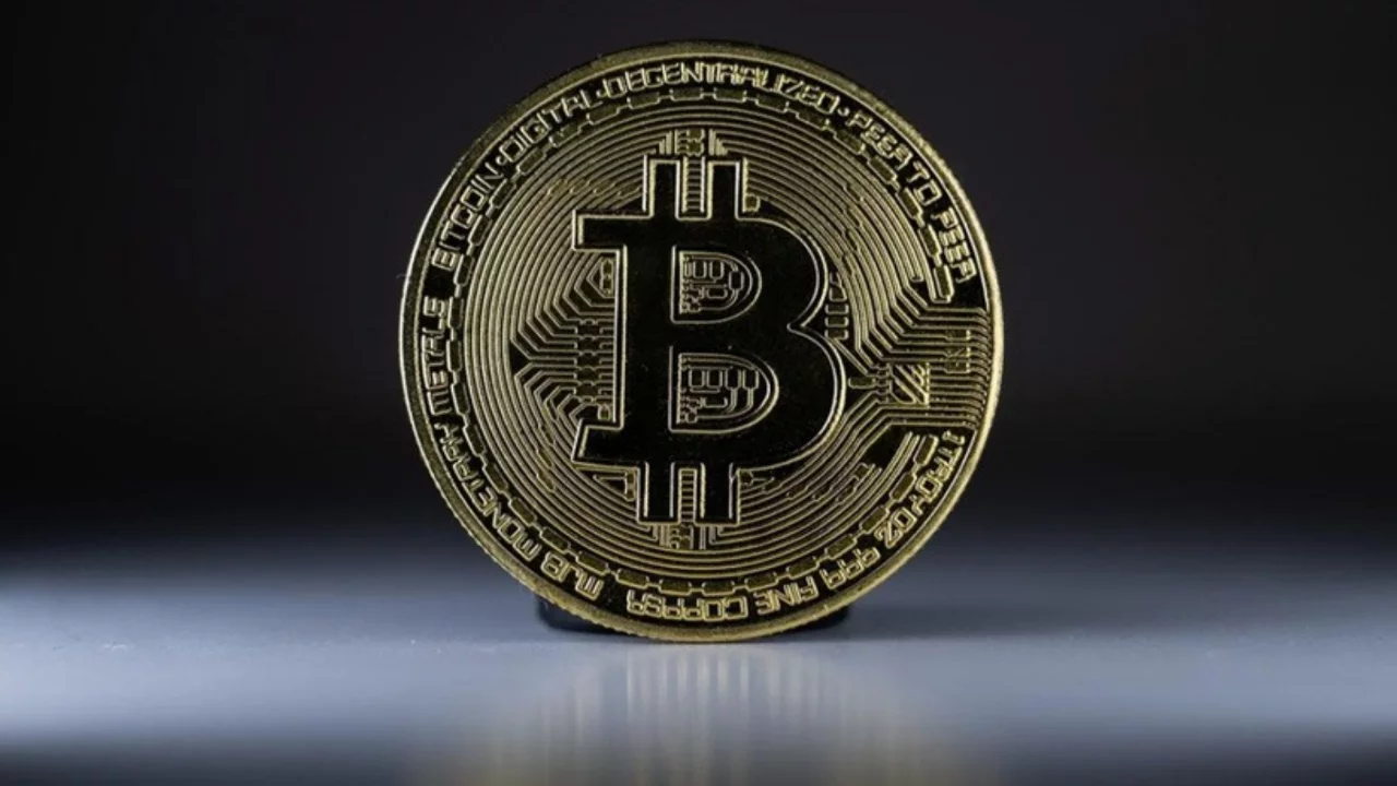 Bitcoin i&ccedil;in dikkat &ccedil;eken tahmin! &Uuml;nl&uuml; analist yıl sonrasını işaret etti